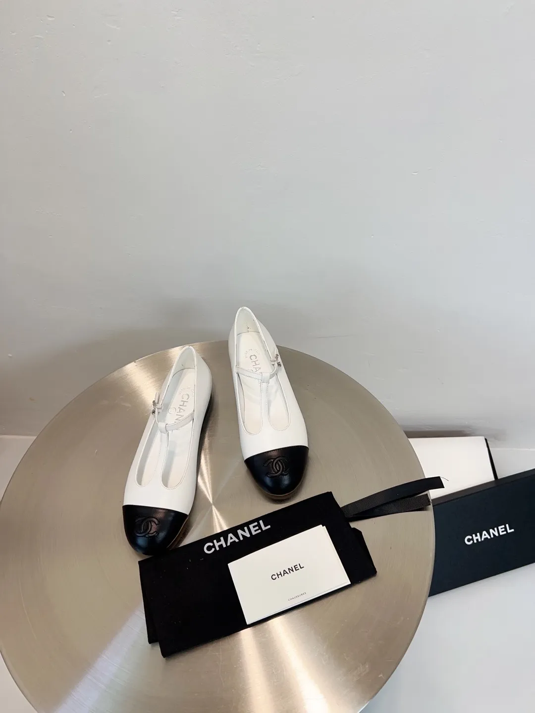 👟👟Ex-factory price 520👟👟 CHANEL Chanel classic three-color T-strap flat ballet shoes, Mary Jane shoes, Grandma Xiang’s consistent elegant ladylike temperament, full of high-end sense! It’s very nice on the feet~Whether it’s worn barefoot or paired with skirts or trousers, it’s very versatile! Incomparably beautiful! It’s so special. I’m very impressed with the details. (The version bought at the counter is developed and made according to the authentic 1:1 version. The details are perfect and more refined and durable. The upper foot is very pedicure-type. The key point is that it is very good and easy to control. ▪Fabric: Original custom-made mixed sheep. ▪Inner lining: imported sheepskin. ▪Outsole: Italian leather outsole. ▪Size: 35-39 (40, 41, 42 are custom-made and cannot be returned)